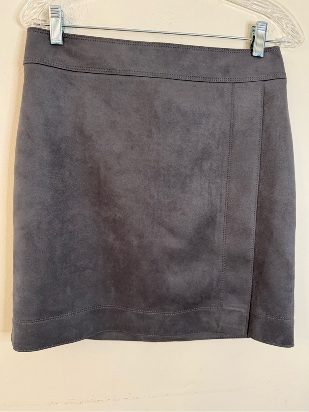 White House Black Market gray faux suede mini skirt SZ 2